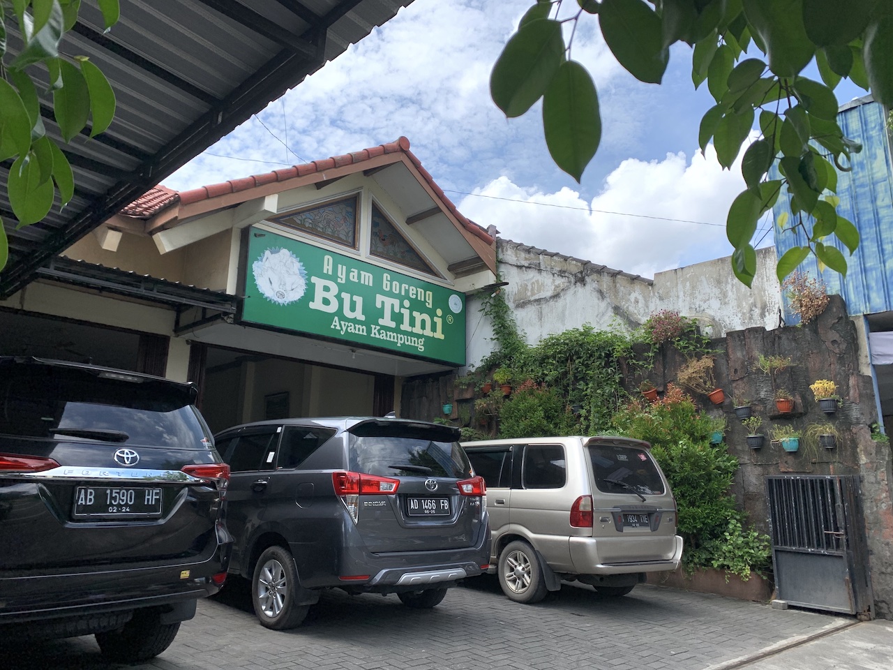 Rahasia Rasa Warung Makan Bu Geriyah: Santap Nikmat di Pinggir Pantai Cilacap